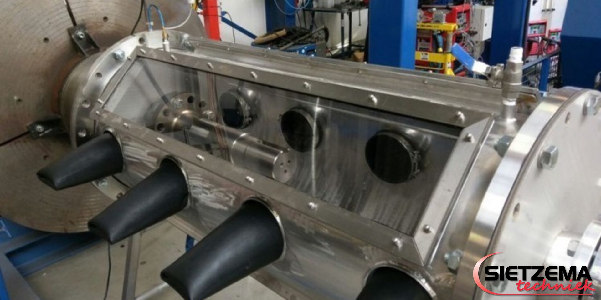 Titanium as onder vacuüm cladden in couveuse